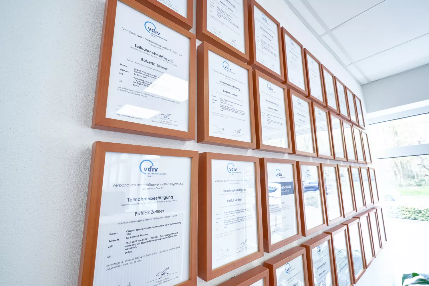 Immobilien Zellner präsentiert stolz die Zertifikate der letzten Jahre im Eingangsbereich